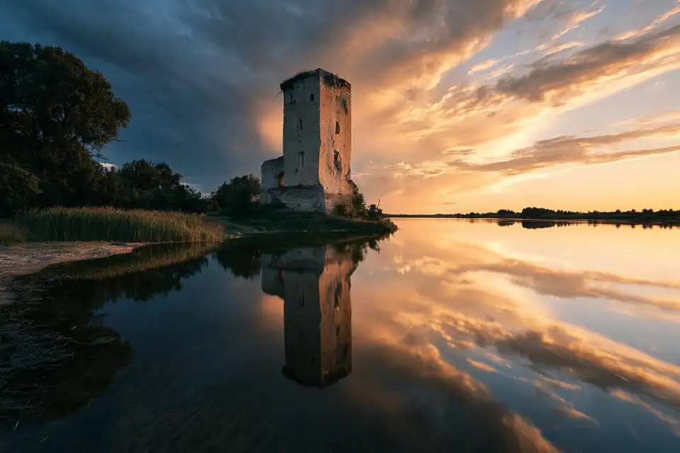 la tour de Hölderlin au bord du Neckar, reflets dans l’eau.