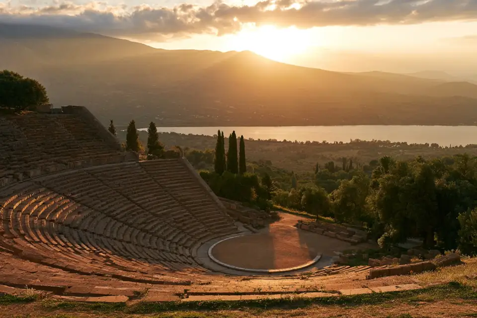 un théâtre grec antique à flanc de colline, vide, au crépuscule.
