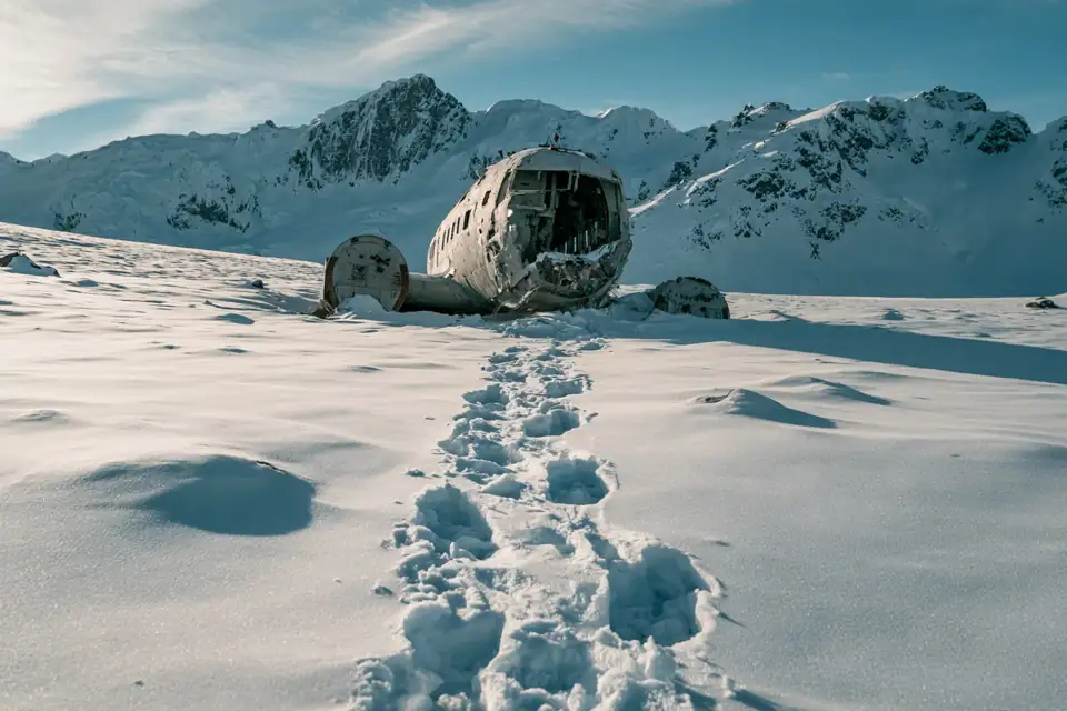 un petit avion écrasé dans la neige des Andes, des traces de pas qui s’éloignent.