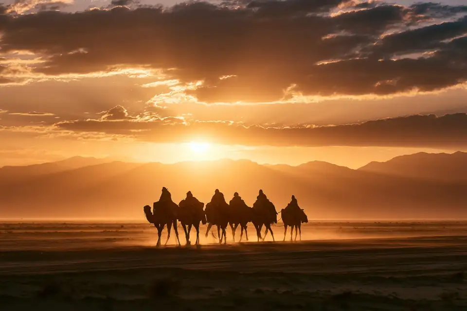 une caravane de voyageurs marchant ensemble dans le désert, au soleil couchant.