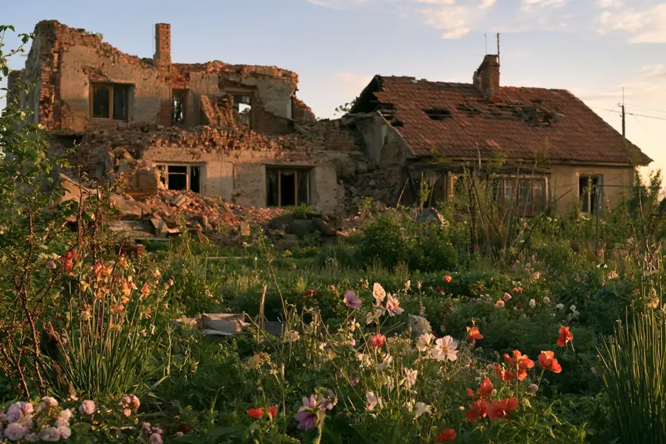 une maison reconstruite à côté des ruines de l’ancienne, un jardin replanté.