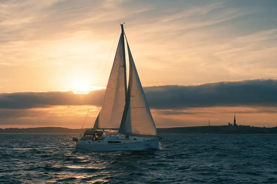 un voilier quittant le port par grand vent.